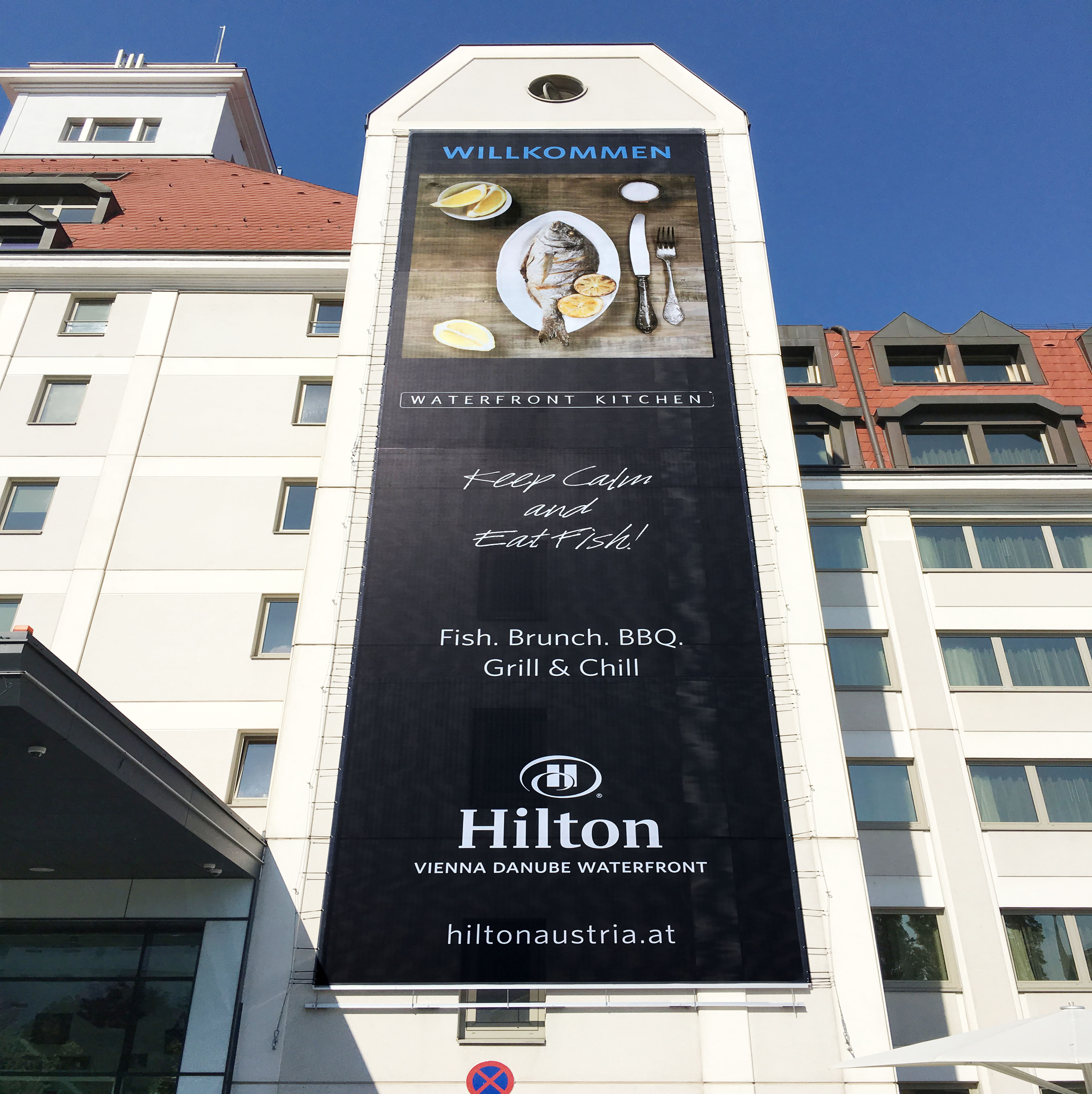 Großes Fassadenbanner am Hilton Vienna Danube Waterfront